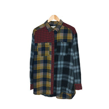 Cargar imagen en el visor de la galería, Urban Outfitters Desings Plaid Shirt
