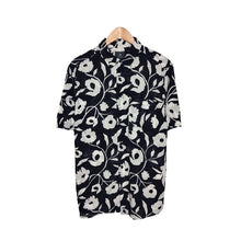 Cargar imagen en el visor de la galería, H&amp;M Black &amp; White Hawaiian Shirt
